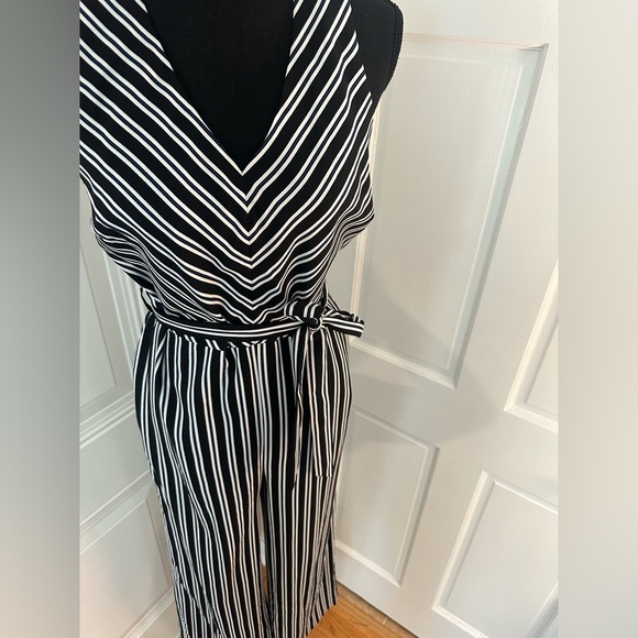 Size 6 like new Banana Republic Romper - Picture 3 of 6